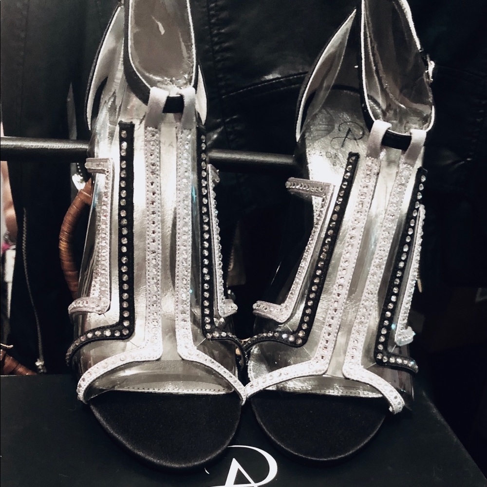 🖤 RHINESTONE ANKLE STRAP HEELS🖤